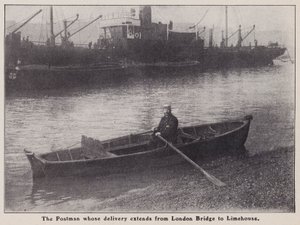 Postbote, dessen Zustellgebiet von der London Bridge bis Limehouse in einem Boot auf der Themse, London, reicht von English Photographer