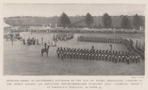 Prinzessin Henry von Battenberg, Gouverneurin der Isle of Wight, überreicht Farben an das neu gegründete 3. Bataillon Northumberland Fusiliers (Old Fighting Fifth) in den Parkhurst Barracks, 25. Oktober von English Photographer