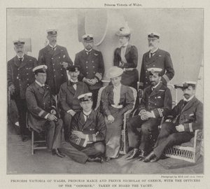 Prinzessin Victoria von Wales, Prinzessin Marie und Prinz Nikolaus von Griechenland mit den Offizieren der Osborne, an Bord der Yacht aufgenommen von English Photographer