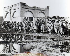 Gefangene passieren das Mihrab, das Gebetshaus des Khalifen, 1898