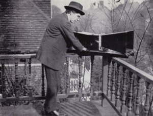 Professor A. M. Low mit dem Audiometer, das er erfand, um Lärm zu fotografieren von English Photographer