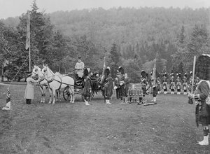 Königin Victoria überreicht den Cameron Highlanders die Farben, 1873 von English Photographer
