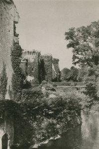 Raglan Castle, vom Wassergraben von English Photographer