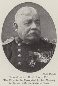 Konteradmiral H. J. Raby, VC, der Erste, der von Ihrer Majestät persönlich mit dem Victoria-Kreuz ausgezeichnet wurde von English Photographer