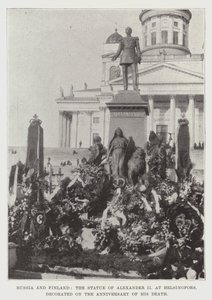 Russland und Finnland, die Statue von Alexander II. in Helsingfors, geschmückt am Jahrestag seines Todes von English Photographer