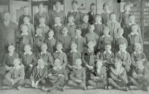 Schulgruppe, unbekannte Schule, 1895 von English Photographer