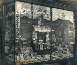 Schaufenster mit Weihnachtskarten und Kalendern