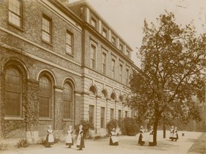 St. Marylebone Charity School für Mädchen von English Photographer