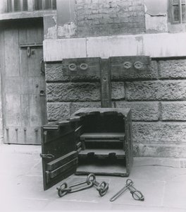 Pranger und Fesseln im Newgate-Gefängnis von English Photographer