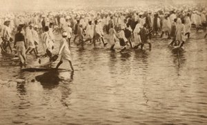 Anhänger von Mahatma Gandhi protestieren gegen die britische Salzsteuer in Indien von English Photographer