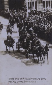 TRH Der Herzog und die Herzogin von York auf der Piccadilly von English Photographer