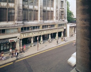 Der Antiquitäten-Hypermarkt, Kensington High Street von English Photographer