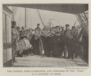 Der Kapitän, einige Passagiere und Stewards der Elbe bei einem Konzert an Deck von English Photographer