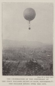 Die Feier des hundertjährigen Jubiläums des ersten Ballonaufstiegs in Bath, 8. September, der Ballon steigt über die Stadt auf von English Photographer