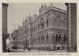 Die Hauptfront des Albert Memorial College in der Queen Street