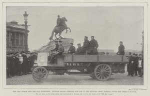 Die neue Macht und der alte Potentat, Benzinmotor im Einsatz in der russischen Armee, vorbei an der Statue von Peter dem Großen von English Photographer