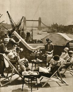 Der Pool vom Dachgarten des Langbourne Clubs für Stadtfrauen von English Photographer