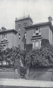 Die Residenz von Theodore Watts-Dunton und Algernon C. Swinburne, The Pines, Putney (s/w Foto) von English Photographer