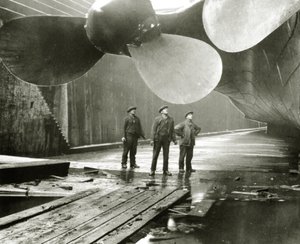Die Propeller der Titanic im Thompson Graving Dock von Harland & Wolff, Belfast, Irland, 1910-11 von English Photographer