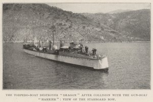 Der Torpedoboot-Zerstörer Dragon nach der Kollision mit dem Kanonenboot Harrier, Ansicht des Steuerbordbugs