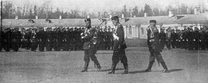 Der Zar und Großherzog Michaelovitch auf dem Paradeplatz in St. Petersburg, Illustration aus The King, 25. Mai 1901 von English Photographer