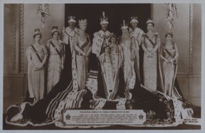 Die königliche Familie in ihren Krönungsroben (s/w Foto) von English Photographer