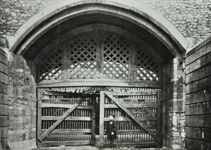 Tower of London, Tower Hill: Traitors Gate, 1890 von English Photographer