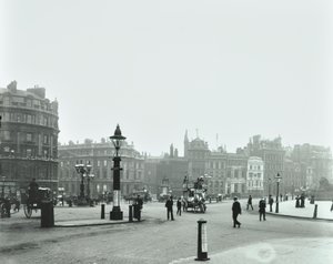 Trafalgar Square, Westminster LB: Trafalgar Square Blick nach Osten zu Charing Cross, 1896 von English Photographer