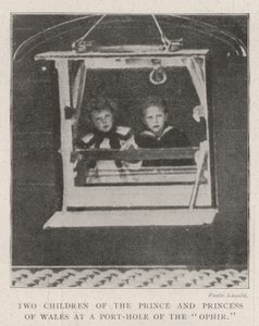Zwei Kinder des Prinzen und der Prinzessin von Wales an einem Bullauge der Ophir von English Photographer