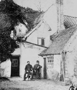 Zwei Männer vor Enfield Cottage, ca. 1890