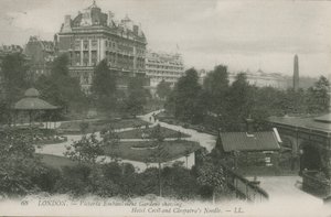 Victoria Embankment Gardens, mit Hotel Cecil und Cleopatras Nadel, London von English Photographer