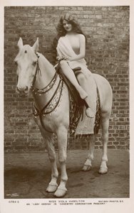 Viola Hamilton als Lady Godiva im Coventry Krönungsfestzug von English Photographer