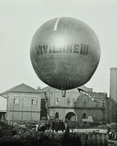 Vivienne III Ballon vor der Wandsworth Gas Company, 1898