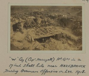 „W“ Kompanie (Hauptmann Marryatt) Hd Qrs in einem 17-Zoll-Granatenloch in der Nähe von HAZEBROUCK während der deutschen Offensive auf LYS, 1918 von English Photographer