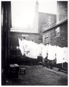 Wäscheleine im Eagle and Child Yard, Hunslet, Leeds, 13. Mai 1896 von English Photographer