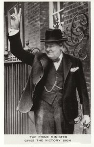 Winston Churchill zeigt das Victory-Zeichen vor der Downing Street 10, 5. Juni von English Photographer