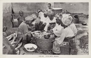Frauen schälen Kolanüsse, Nigeria von English Photographer