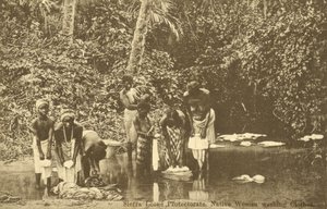 Frauen waschen Kleidung in einem Fluss, Sierra Leone