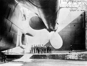 Arbeiter unter einem der Propeller der Titanic, 31. Mai 1911 von English Photographer