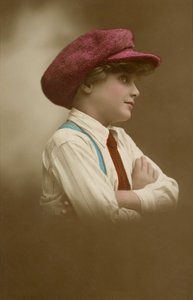Junges Mädchen mit Mütze von English Photographer