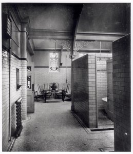 Private Kabinen und Wartebereich der Bramley Baths, Leeds von English Photographer English Photographer