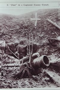 Ein Fund in einem eroberten Feindgraben, 1914-18 von English School