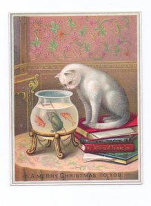 Viktorianische Weihnachtskarte einer Katze, die auf einem Bücherstapel sitzt und in ein Goldfischglas schaut, ca. 1880 von English School