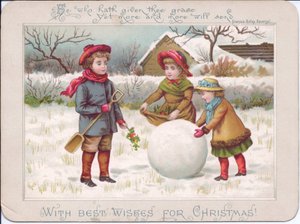 Viktorianische Weihnachtskarte von drei Kindern, die mit einem großen Schneeball spielen, ca. 1880