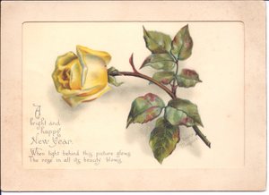 Eine viktorianische Neujahrskarte mit einer gelben Rose. Wenn die Karte vor eine Lichtquelle gehalten wird, verwandelt sich die Rosenknospe in eine volle Blüte, ca. 1898