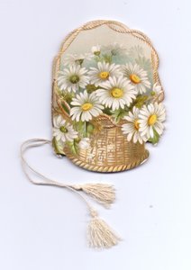Ein Grußkartenheft in Form eines Weidenkorbs, gefüllt mit Gänseblümchen und mit einer Quaste gebunden. Der Text auf dem Korb lautet "gefüllt mit Wünschen", um 1880