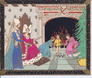 Eine handkolorierte französische Pochoir-Weihnachtskarte von mittelalterlichen Damen mit Schmetterlingshüten und Kindern vor einem großen Kamin, die ihre Schuhe wärmen, um 1920 von English School