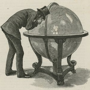Ein Mann von Lloyds studiert einen Globus von English School
