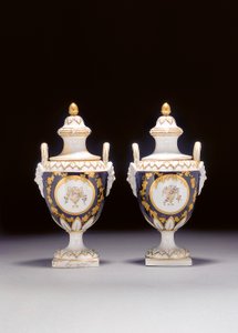 Ein Paar Chelsea-Derby-Vasen mit zwei Henkeln und zwei Deckeln, ca. 1775 von English School