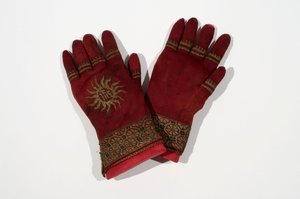 Ein Paar gestrickte Seidenhandschuhe, möglicherweise von Erzbischof William Warham